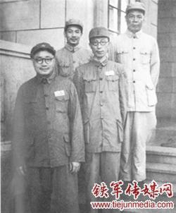 1949年5月刘伯承,陈丕显,管文蔚,惠浴宇(从左至右)在无锡.jpg